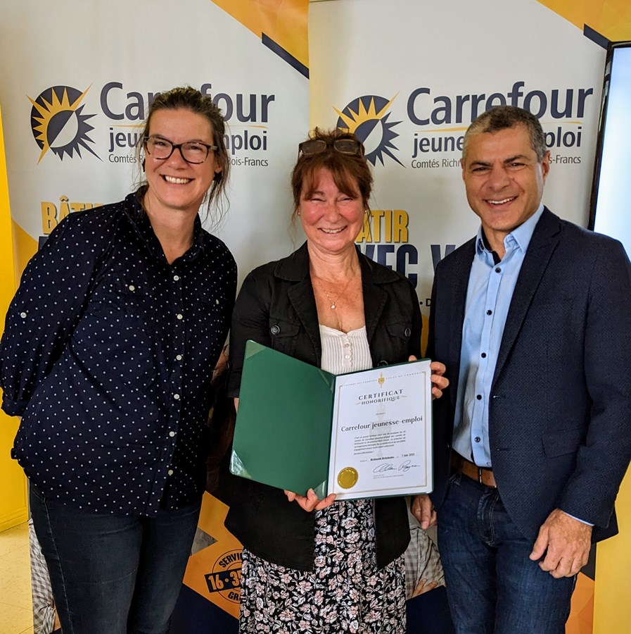 Monsieur Alain Rayes, député de Richmond-Arthabaska remettant un certificat honorifique de la Chambre des communes du Canada à Isabelle Forcier, présidente du Carrefour jeunesse-emploi ainsi qu’à Sylvie Bibeau, directrice générale.
