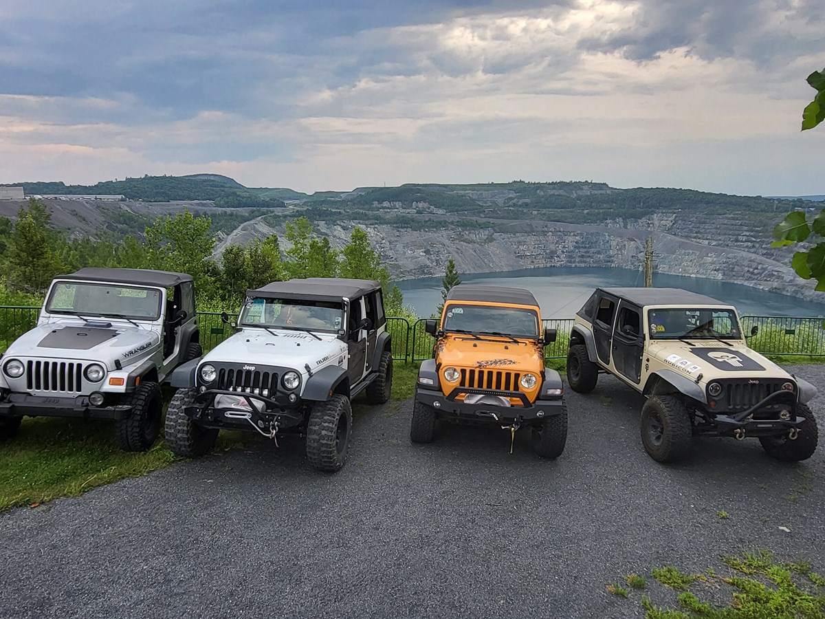Les gens sont invités à prendre place à bord d’un véhicule Jeep pour effectuer une randonnée guidée sur les pourtours internes de l’ancienne mine Jeffrey.