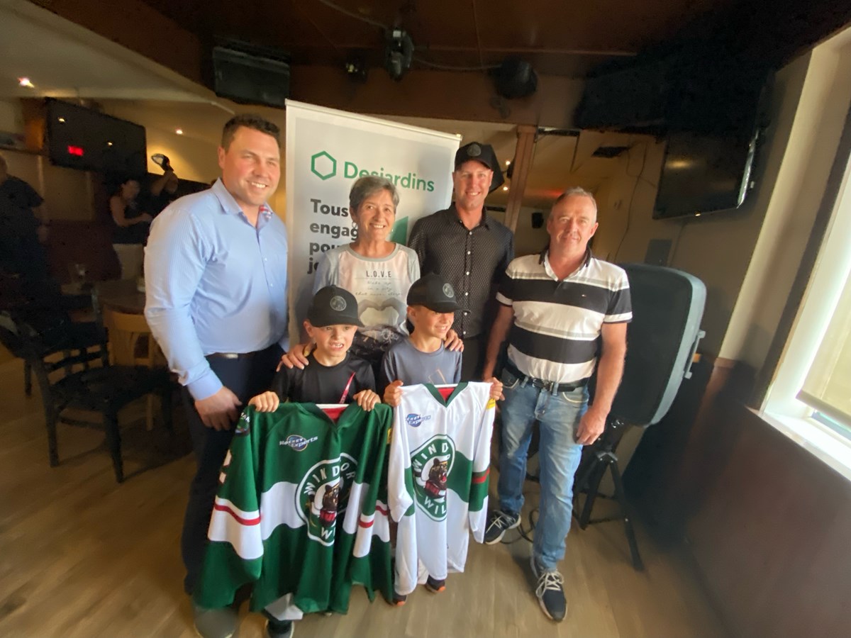 Patrick Lefebvre, vice-président du Desjardins — Wild de Windsor, Sylvie Bureau, mairesse de Windsor, Yannick Gendreau, président de l’AHMW, et Daniel Pelletier, conseiller municipal à la Ville de Windsor, en compagnie de Jake et d’Andrew Lapointe, lors de la conférence de presse.