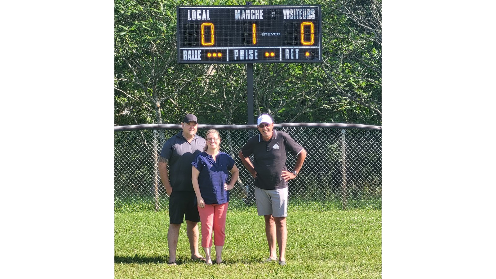Les membres du comité des loisirs de la la ville de Danville : Les conseillers Richard Lefebvre à gauche et Pierre Grimard à droite, entourent Mme Chantale Dallaire, chargée de projet devant le nouveau tableau indicateur numérique pour le terrain de balle du Parc Donald Roy. Absente lors de la prise de photo, la directrice générale, Marie-Pier Dupuis.