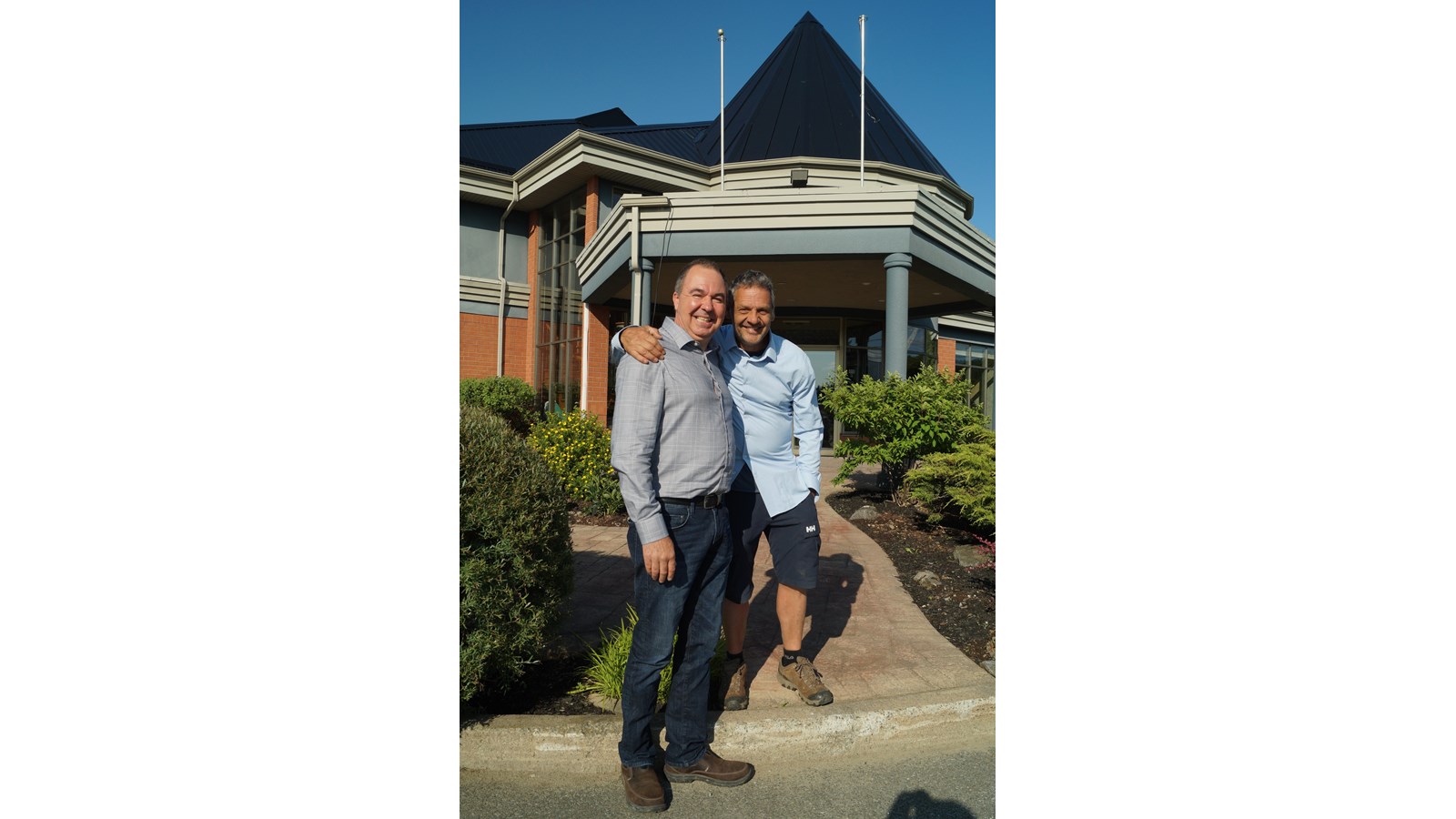 Depuis le 9 février dernier, Érick Dupuis et Stéphane Fortin, sont les heureux propriétaires de l’Hôtel Val-des-Sources (anciennement le Williams), situé au 615 de la 1ere avenue à Val-des-Sources.