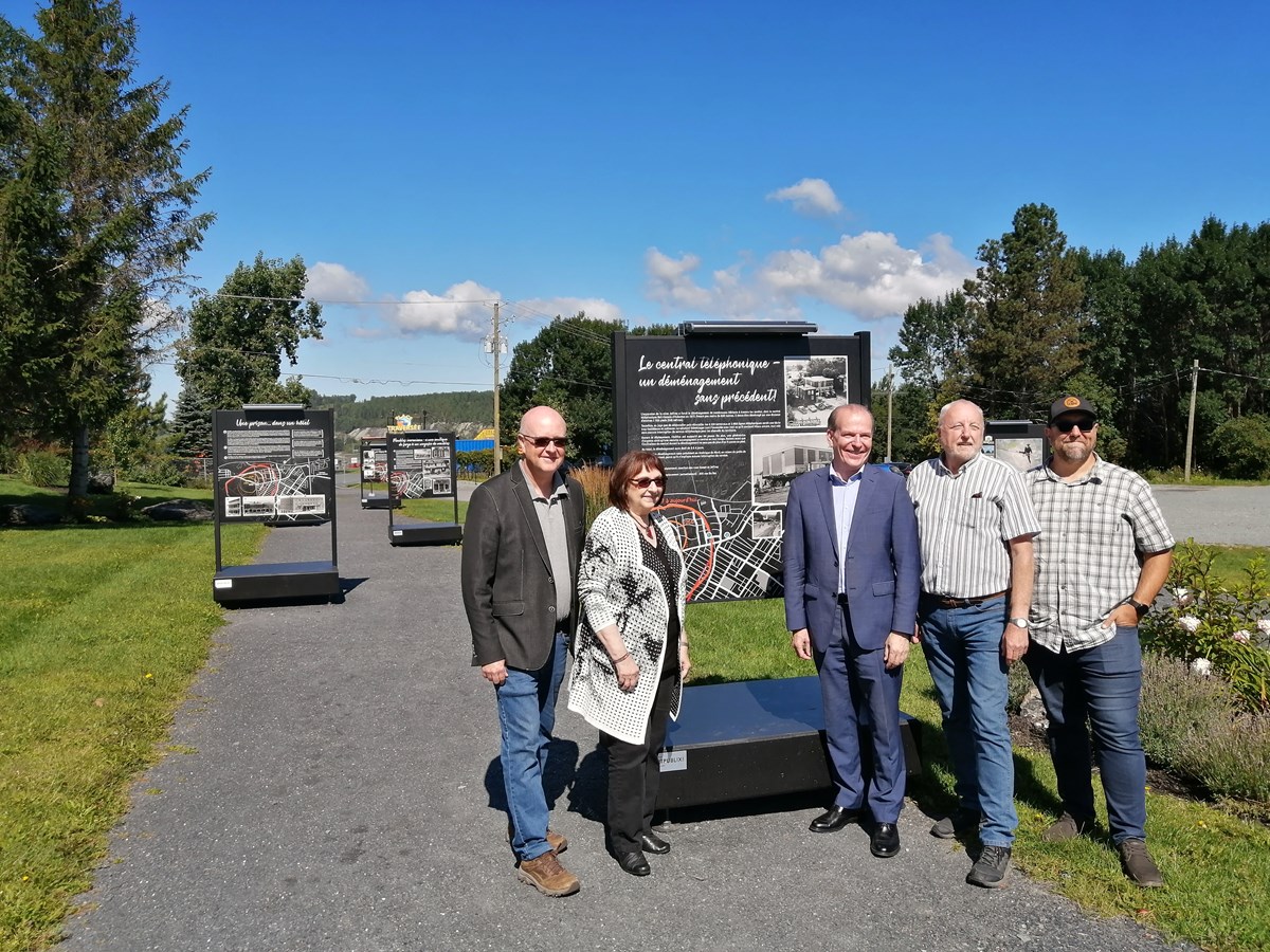 Hugues Grimard, maire de Val-des-Sources, Nicole Goudreau, membre de la Société d’histoire, André Bachand, député provincial, Mario Leblanc, président de la Société d’histoire et du Club de photographie des Sources, et Charles-Antoine Leblanc, de Virage Multimédia.