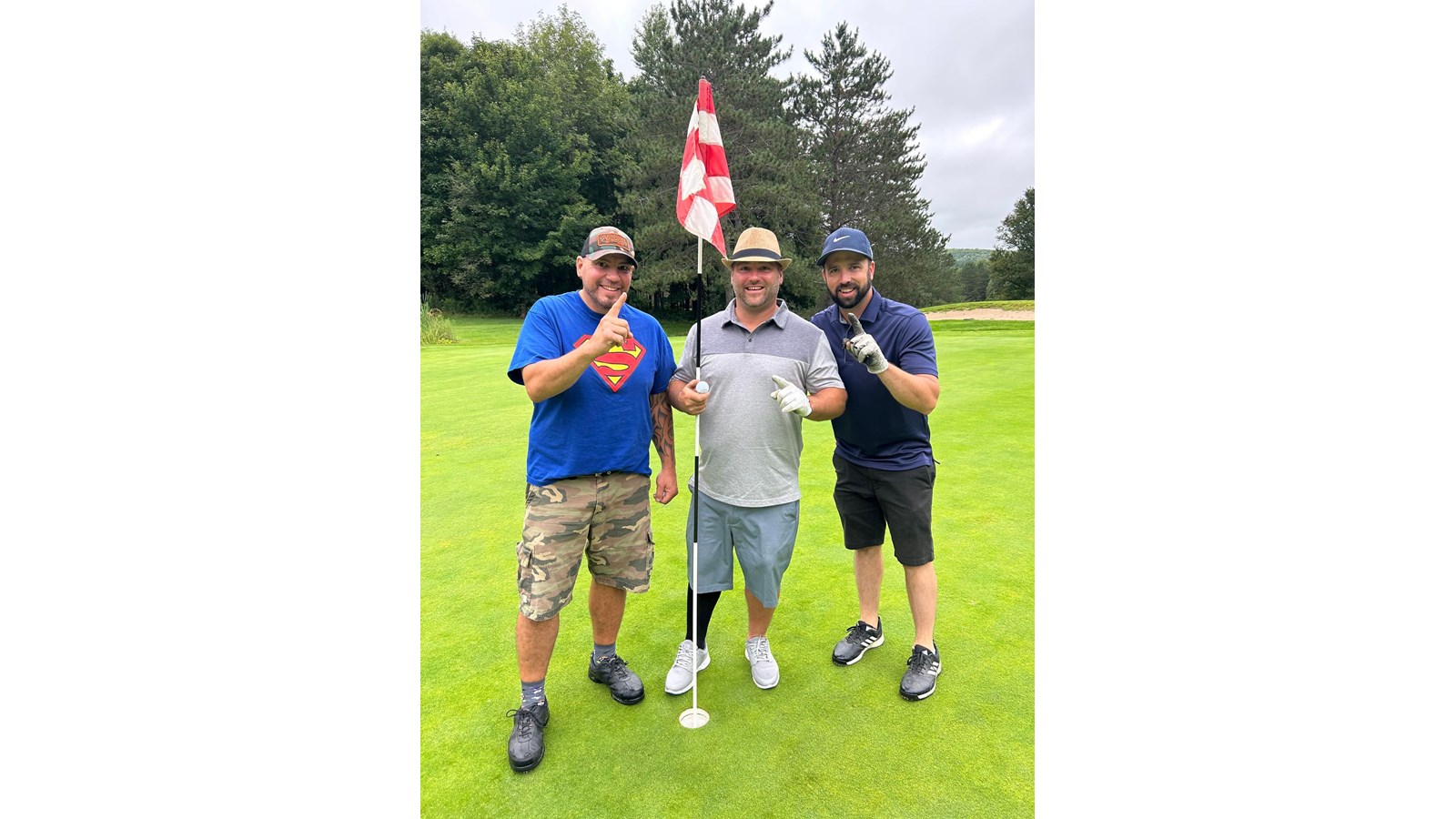 José Laroche à gauche et Maxime Élément à droite, entourent M. Keven Bédard, après que celui-ci ait réussi son tout premier trou d’un coup en carrière, le samedi 19 août dernier au club de golf Val-des-Sources.