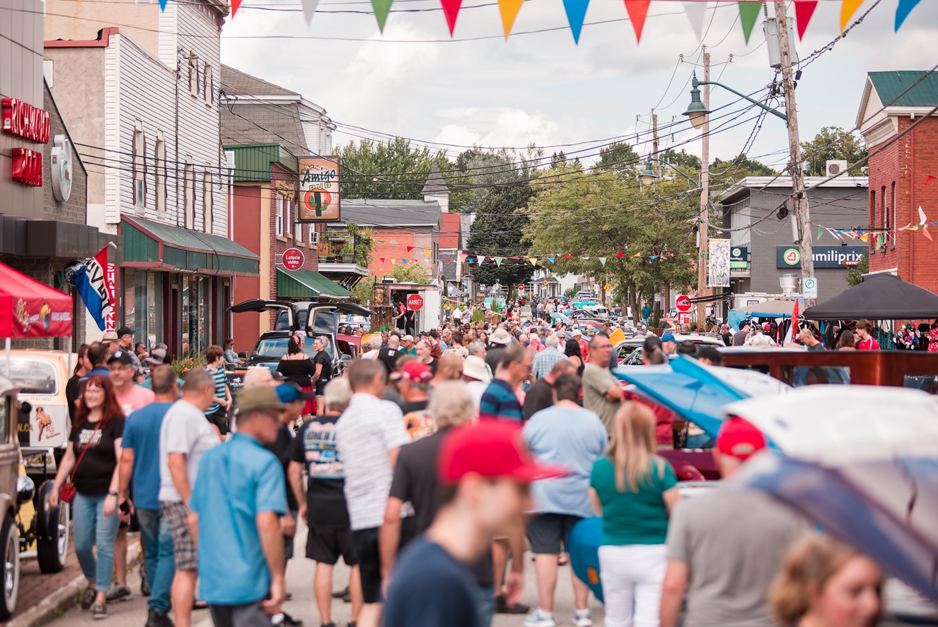 Il y avait des gens en provenance de Trois-Rivières et de Québec qui étaient de passage à Richmond pour le Festival de l’auto ancienne. Il y avait des gens d’un peu partout. 