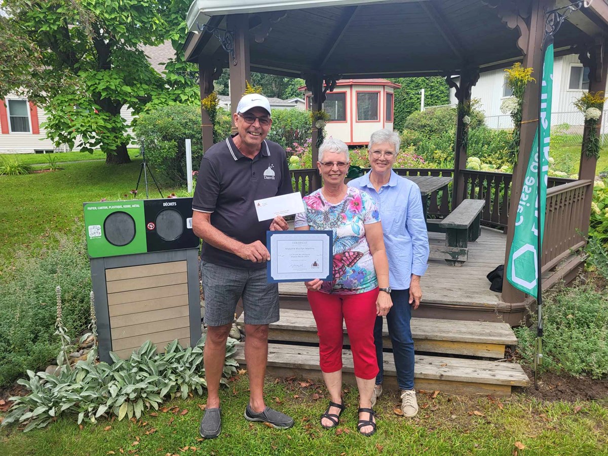 Pierre Jr Grimard, conseiller municipal et la mairesse de Danville, Martine Satre, entourent l’heureuse récipiendaire du 2e prix au concours Maison Fleurie, Mme Marilyn Mastine.