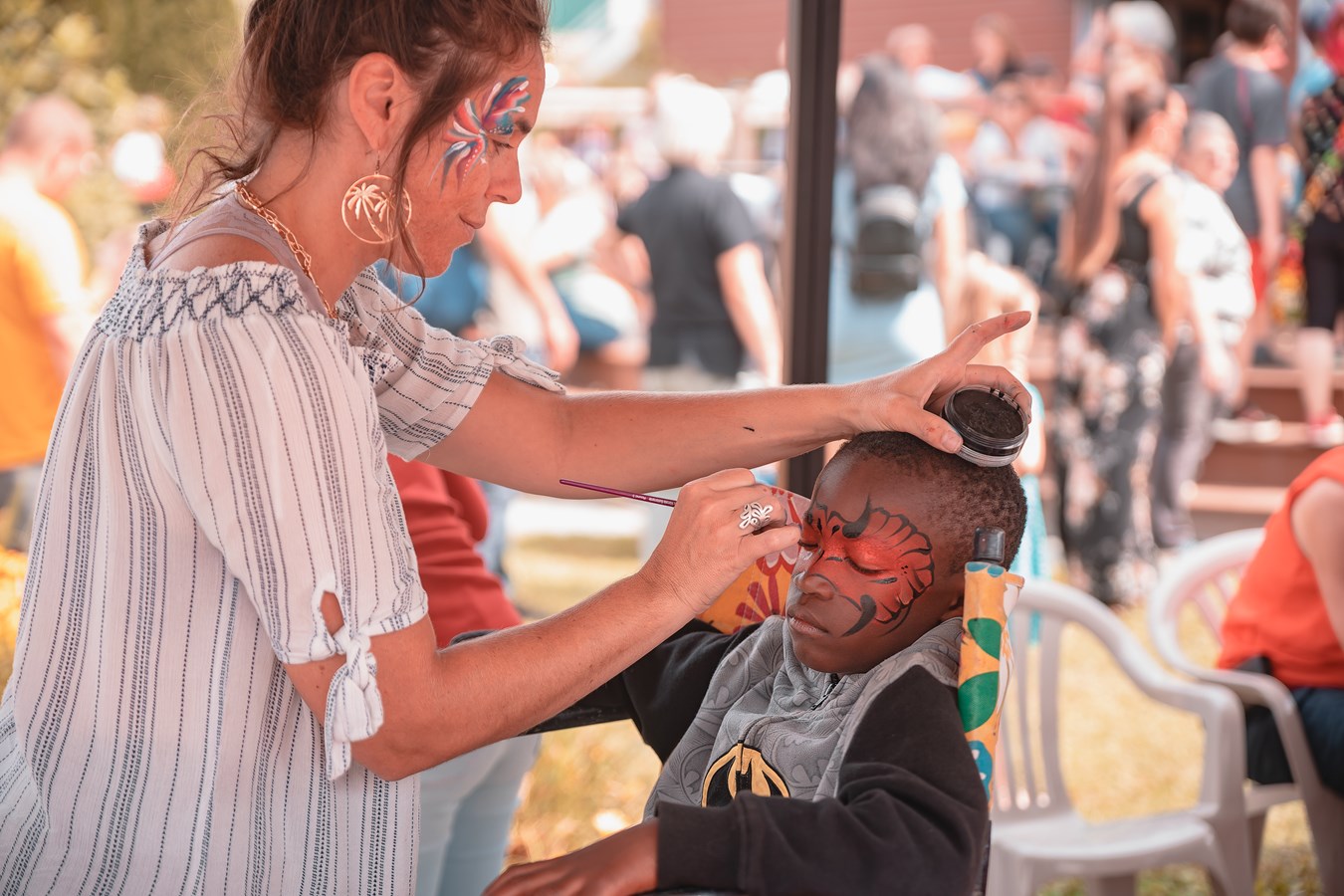 Bien sûr, le maquillage a été très populaire chez les enfants.
