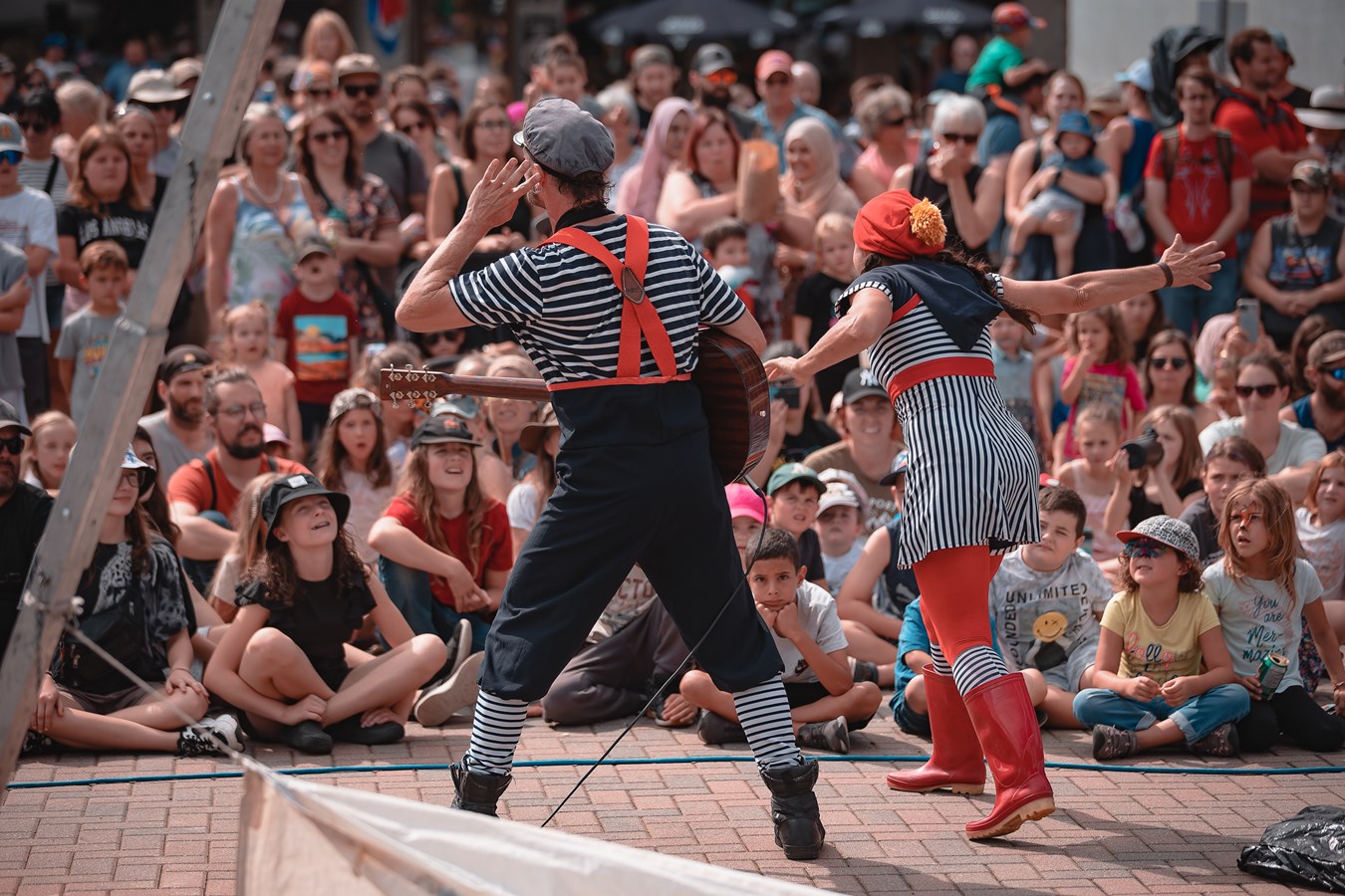 Des centaines de personnes ont pris part à ce vaste cirque sur la rue Principale à Richmond.