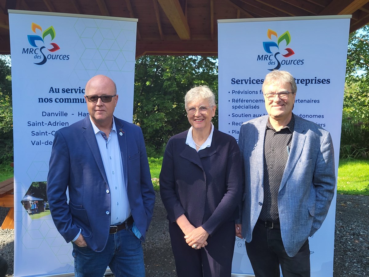 Hugues Grimard, maire de Val-des-Sources et préfet de la MRC des Sources, Martine Satre, mairesse de Danville et Daniel Pitre, Directeur au développement des collectivités à la SADC.