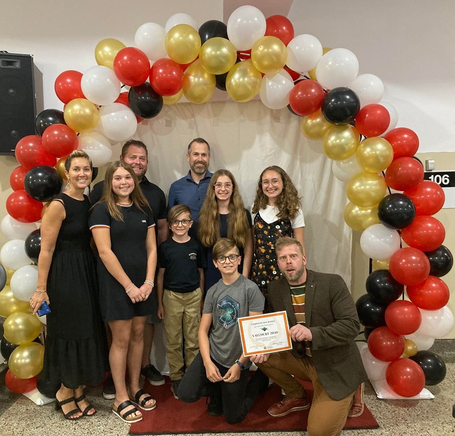 Sur la photo, on aperçoit Kevin Bombardier et Elsa Hurtubise, de Valcourt 2030, Mia Tessier et Julianne Fortier, les stagiaires à Valcourt 2030, ainsi que des membres de leur famille.