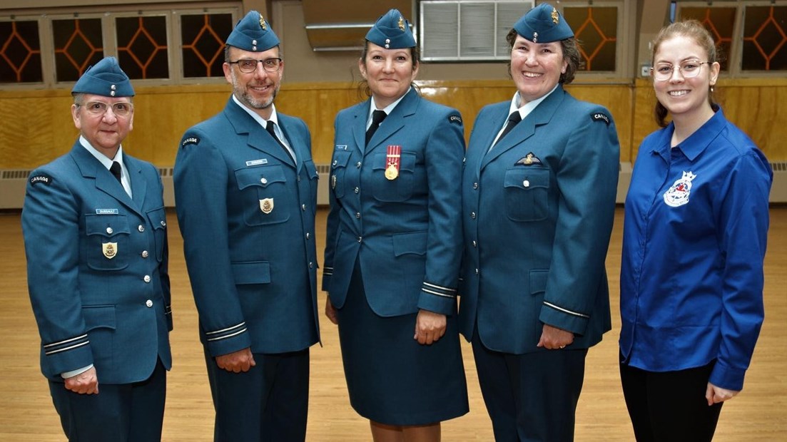 L’équipe d’officiers: les capitaines Manon Dusseault, Eric Bergeron et Emmanuelle Pelchat posant en compagnie de Karine Demers (SLT) et Joanny Richard (IC).
