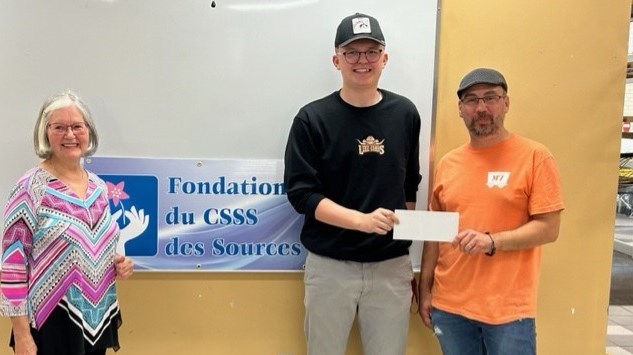 Le tournoi de balle molle, organisé par Rémi Lapointe de Wotton, lui permet de remettre 10 000 $ à la Fondation du CSSS des Sources.