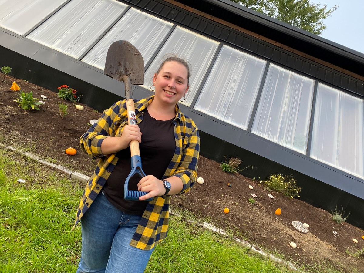 Élisabeth Carrier, technicienne en travaux pratiques à l’école secondaire. Elle s’occupe spécifiquement du projet Tourno-Serre depuis son entrée en poste l’année dernière à l’école secondaire du Tournesol.