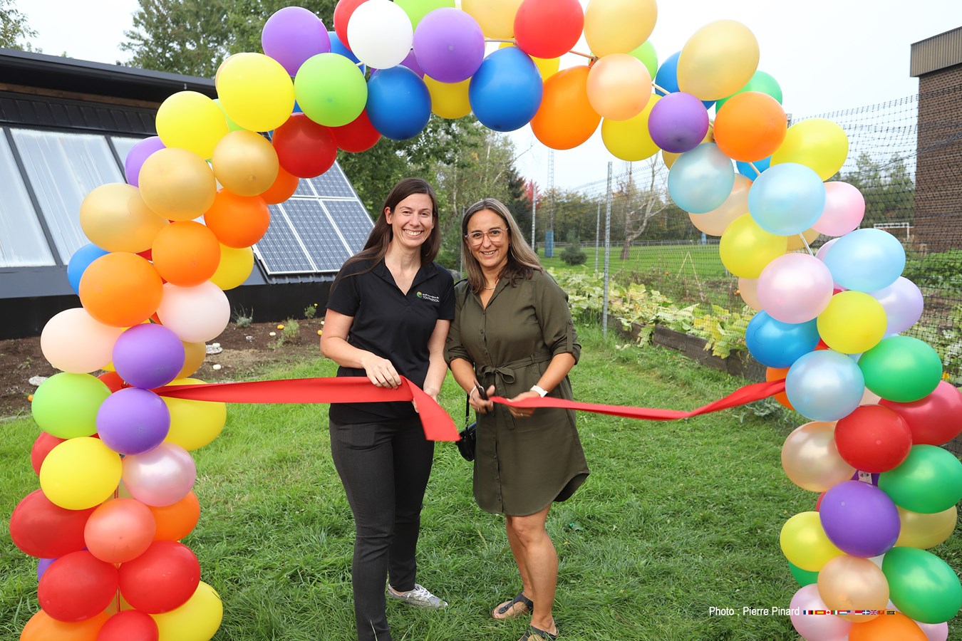 Marianne Couture, nouvelle directrice de l’école secondaire du Tournesol, et Caroline Monette, ancienne directrice de l’école, ont procédé à la traditionnelle coupe de ruban.