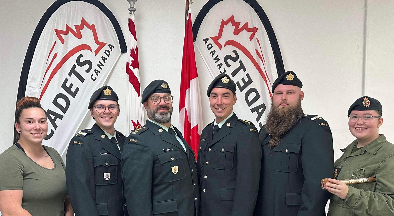 Pascale Marcotte Huppé (instructeur civil), Gilles-Carl Hardy (élève officier), capitaine Patrick Dubé, capitaine Dominik Hallée et Anthony Charbonneau Charland (élève officier).