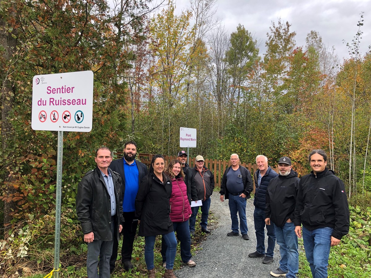Les membres du conseil municipal, le gagnant du concours pour trouver le nom du sentier, Eugène Savoie, ainsi que des citoyens et des représentants de la famille Morin, soit Rénald et Dany, ont inauguré le sentier du Ruisseau.