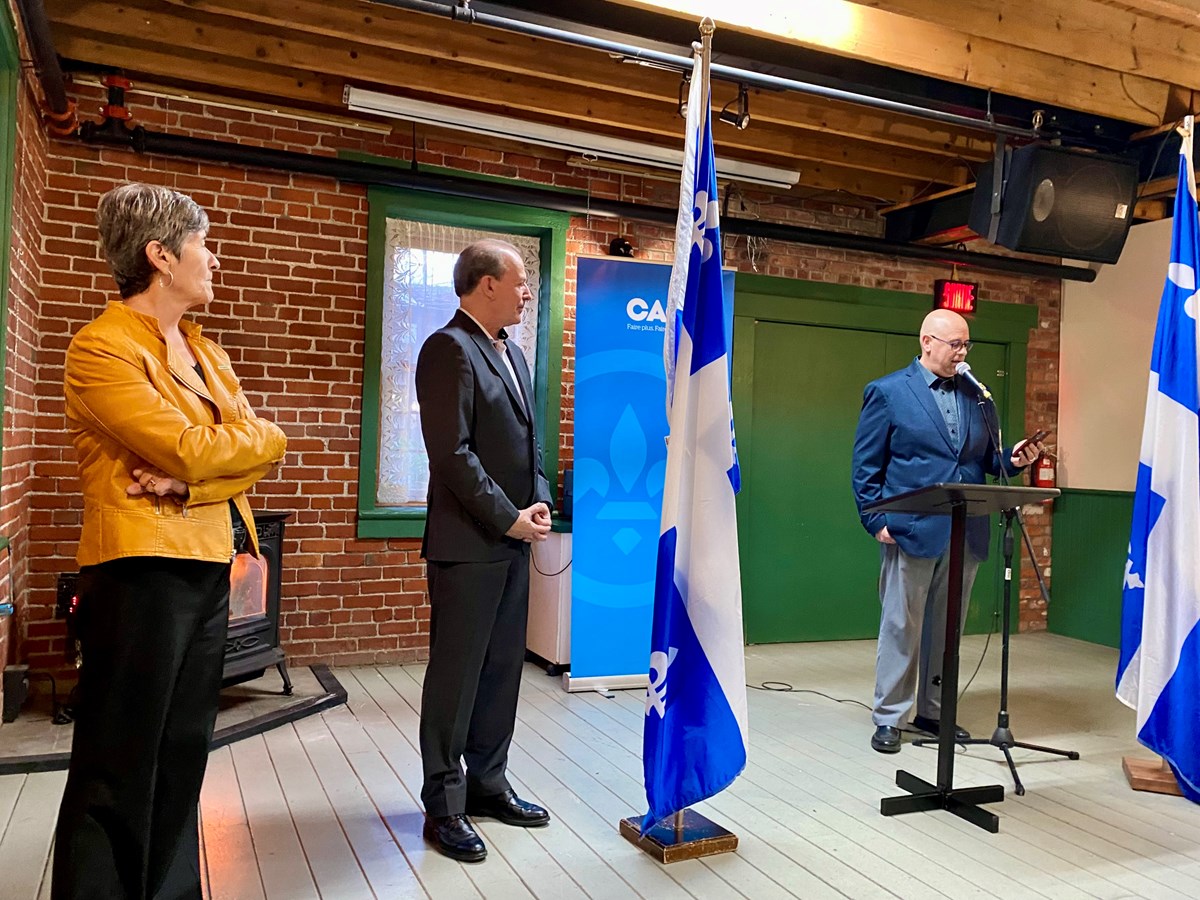 En compagnie de Sylvie Bureau, mairesse de Windsor, et d’André Bachand, député de Richmond, Jason Wheeler, homme d’affaires et président d’honneur, a pris la parole devant les personnes présentes.