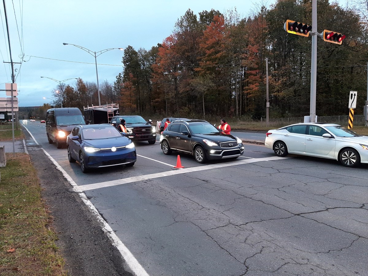 Les bénévoles étaient positionnés aux abords de certaines grandes artères de circulation des municipalités, de Danville, Val-des-Sources, Saint-Adrien et Saint-Camille, recueillaient les dons des usagers de la route circulant par ces endroits.