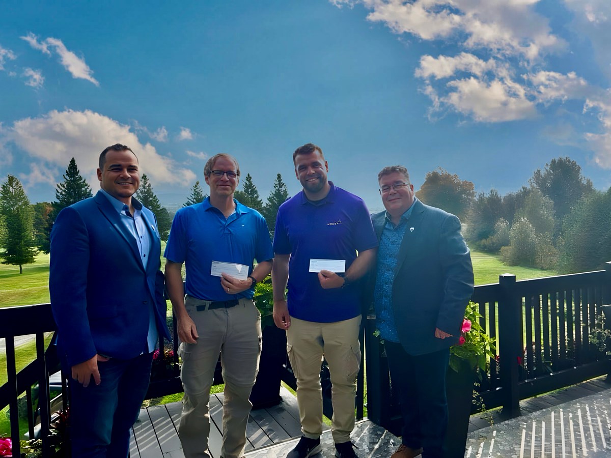 Matthieu Corriveau, courtier immobilier de L’Équipe CGW, Kirk Robinson — Directeur du St-Francis Elementary School, Alexandre Corriveau-Gagnon, directeur des sports au Richmond regional high school, et Terry Wilkins, courtier immobilier de L’Équipe CGW, ont pris part à la remise des chèques.