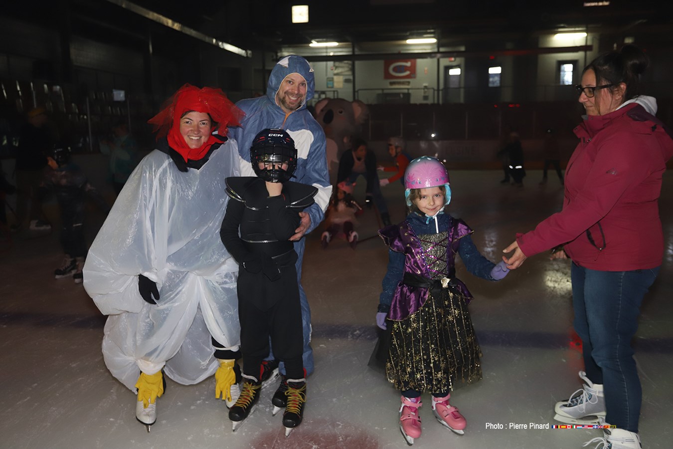 L’ambiance était au rendez-vous alors que plus de 200 personnes ont patiné vêtues de leurs plus beaux déguisements pour l’Halloween.