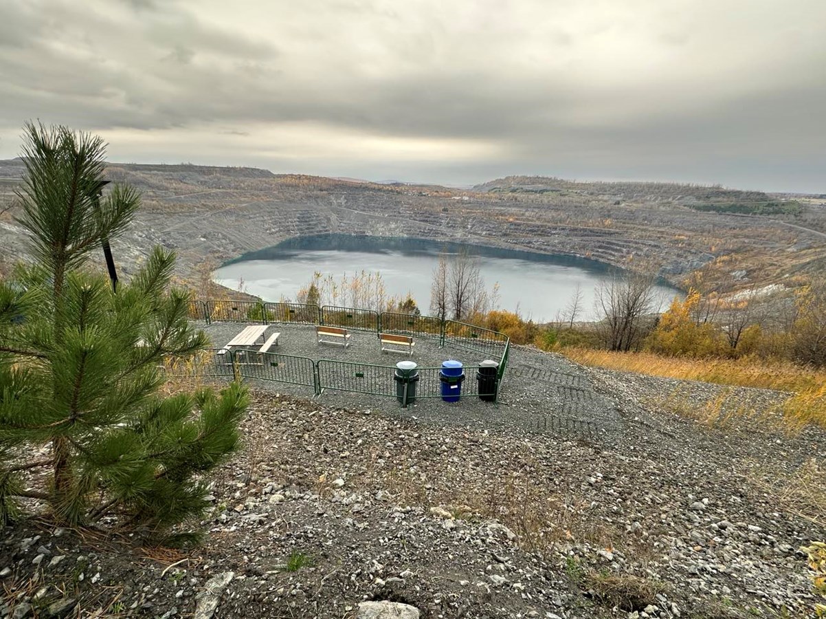 Ce nouveau sentier aménagé et aisément accessible comprend un parcours d’une distance de près d’un kilomètre, qui permettra aux usagers de profiter pleinement du paysage unique qu’offre le pourtour de l’ancien site de la mine Jeffrey.