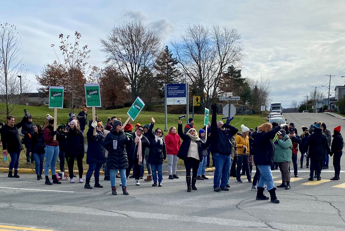 Lors de notre passage, plusieurs automobilistes klaxonnaient en guise de soutien aux employés syndiqués.