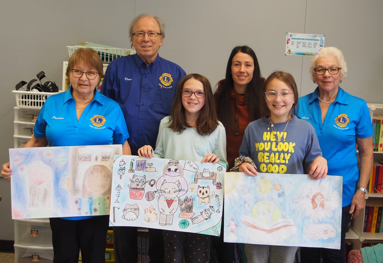 Lion Pauline Dubois-Landry montrant le dessin de Brithany Fortier Tellier, 3e prix de 20 $, Lion Denis Brouillard, Kolary Cloutier, 2e prix de 30 $, Dominique Cadorette, enseignante, Lilyan Lampron 1er prix de 50 $ et Lion Lucie Gagné.