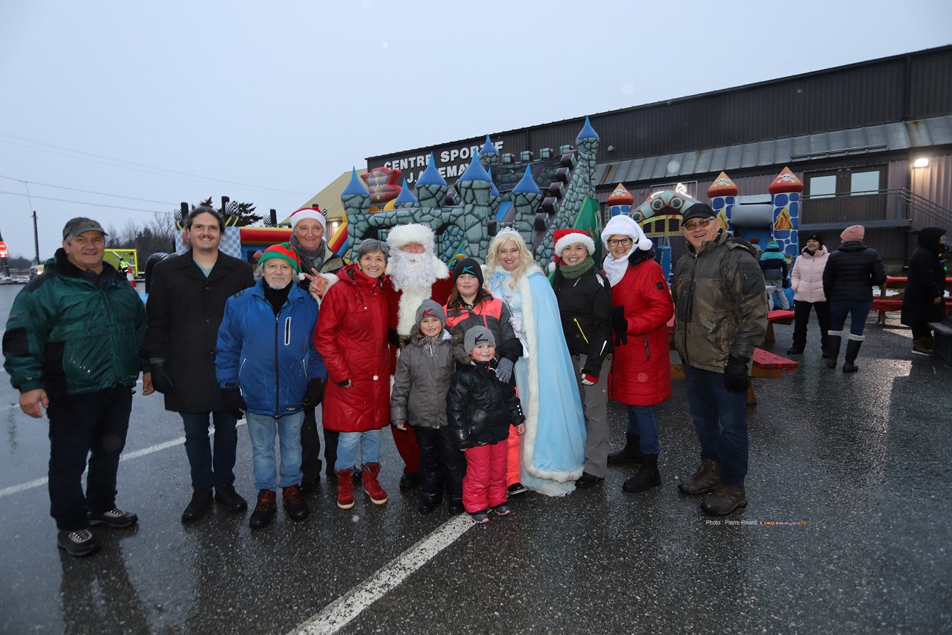 Malgré la pluie, le père Noël arrive à Windsor