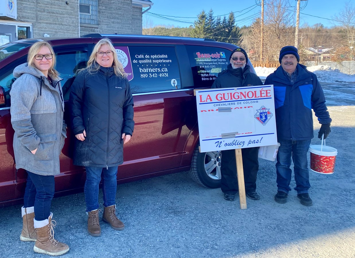 Les Chevaliers de Colomb tiennent à remercier Barnes Cafés pour avoir fourni le café et le chocolat chaud lors de la guignolée du samedi 25 novembre. Sur la photo, on reconnaît Marjolaine Bernier, Émilie Bernier, Alain Boisvert et Jean Jr Schinck.