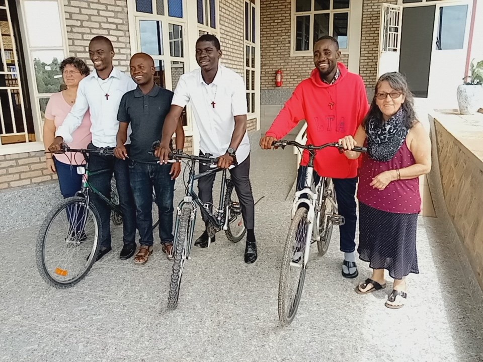 En réalité, ces vélos sont offerts à des gens qui pourront par la suite aider les plus pauvres.