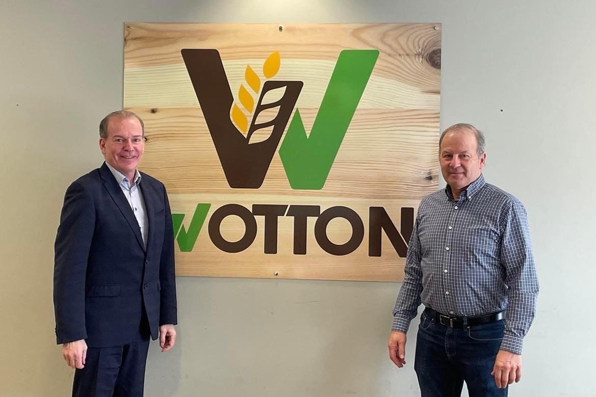 Le député de Richmond André Bachand était fier d’annoncer plus de 4M$ d’investissement dans le soutien au réseau routier de la MRC des Sources et ce dernier pose ici en compagnie du maire de Wotton M. Jocelyn Dion.