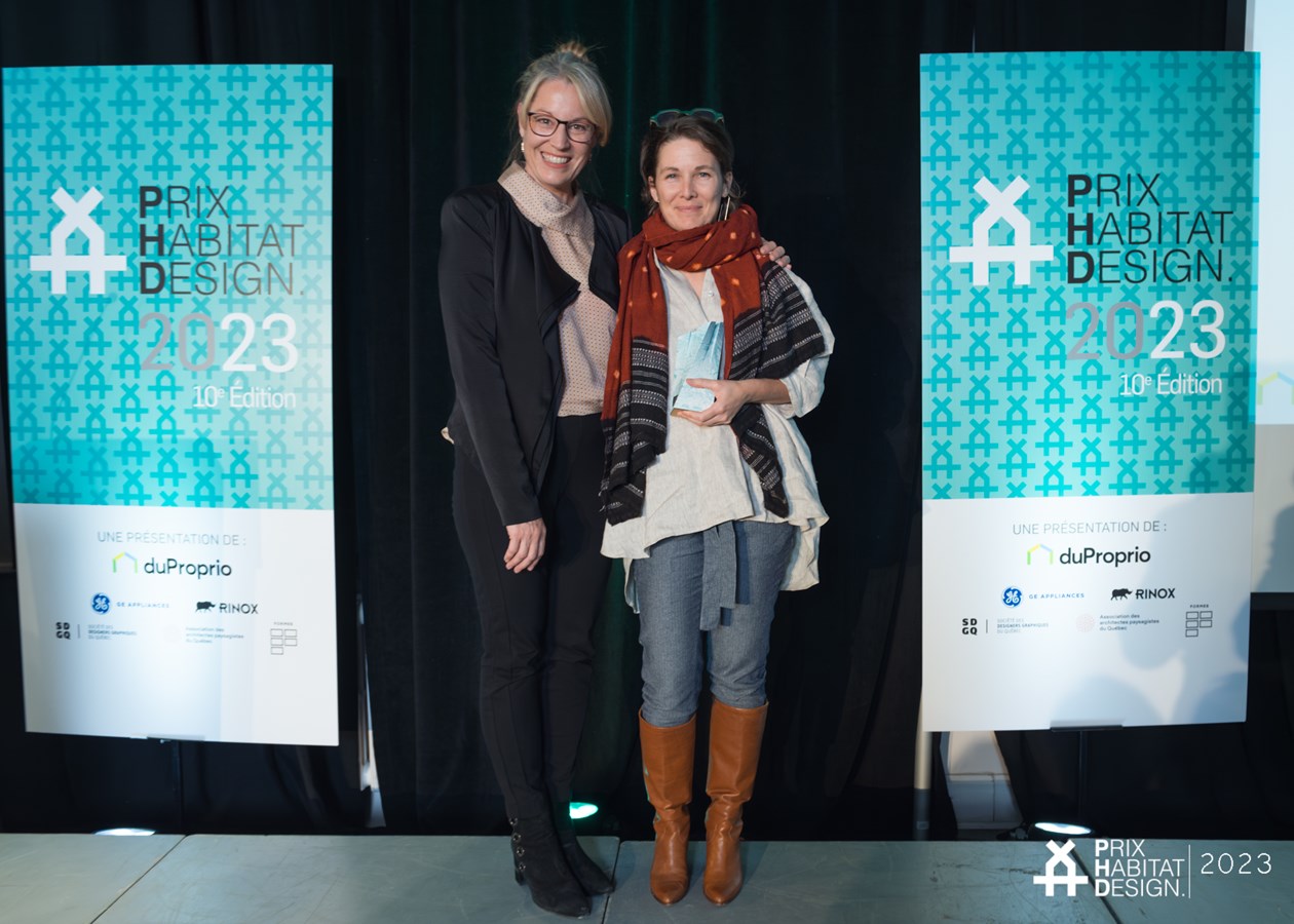 Catherine Fernet, présidente de l’Association des architectes paysagistes du Québec, et Stéphanie Desmeules, lauréate du Grand Prix Habitat Design en architecture de paysage 2023, catégorie : unité unifamiliale.