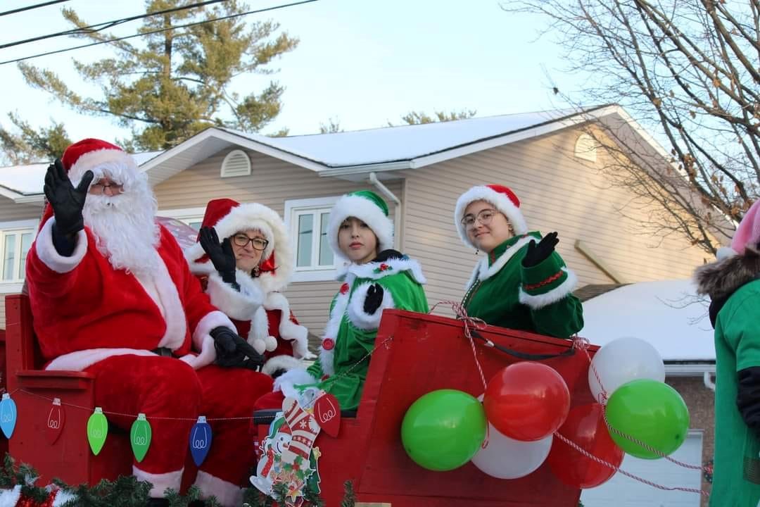 Le défilé du convoi transportant le père Noël, la mère Noël et leurs lutins aura su rallier bon nombre de visiteurs à Danville.