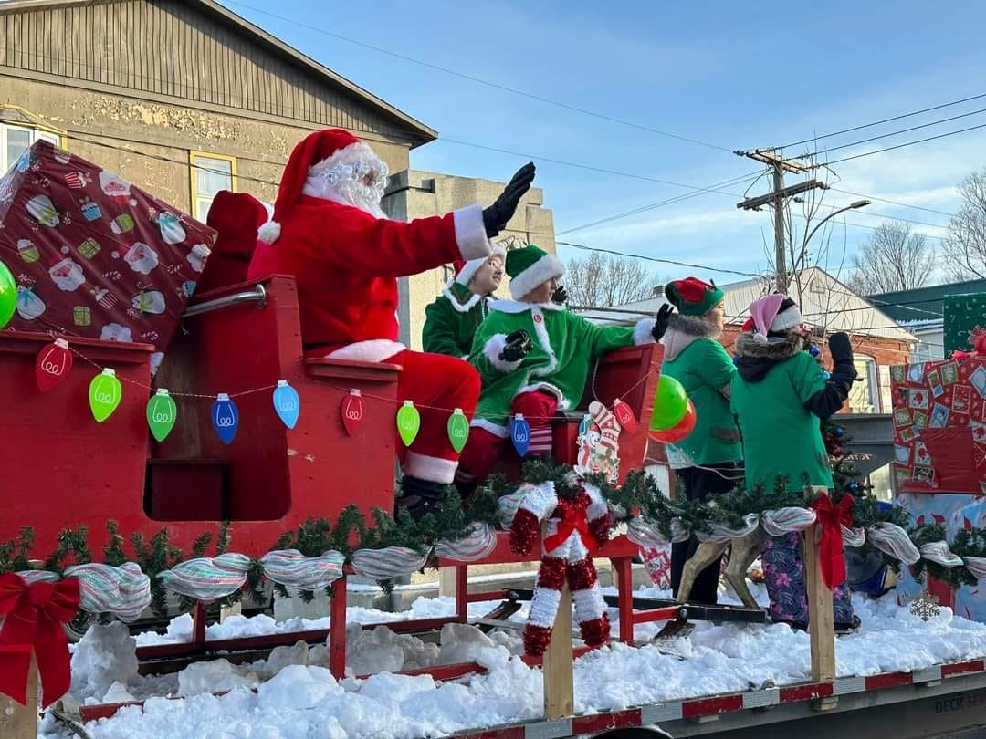 Camions décorés, chars allégoriques, véhicules tout-terrain, mascottes, marcheurs et dignitaires politiques étaient du rendez-vous, pour accompagner la famille de Noël.