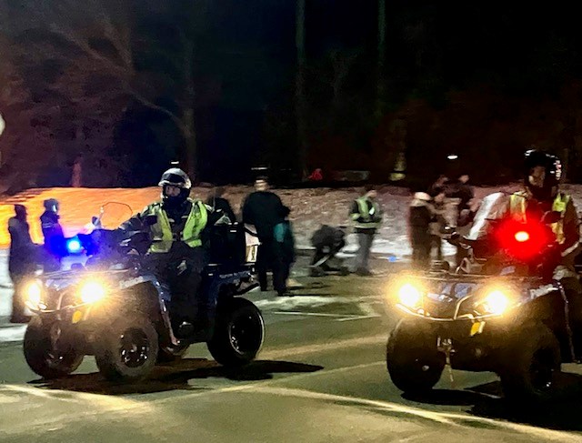 Les quadistes de la Sûreté du Québec étaient également présents lors de la parade de Noël qui se déroulait à Val-des-Sources le samedi 16 décembre dernier.