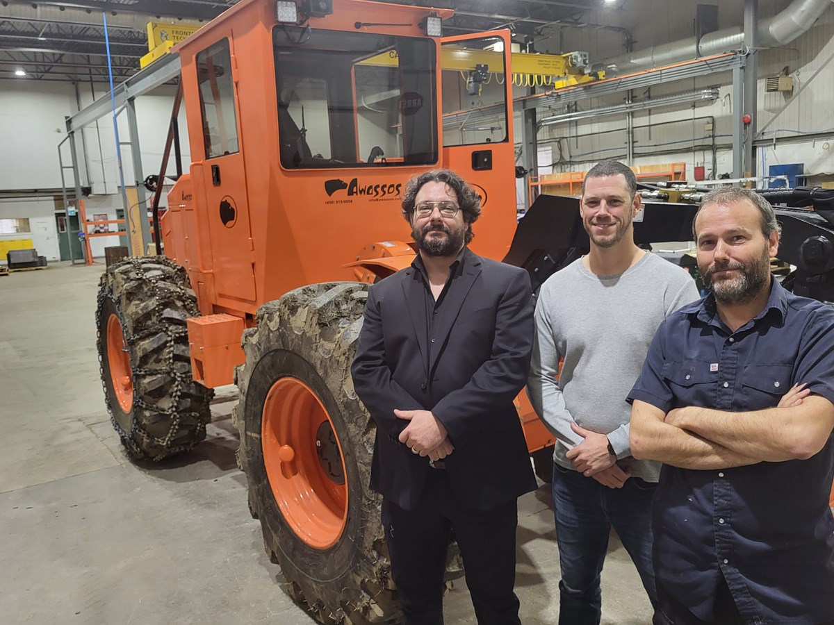 Simon Denis, directeur des opérations et du support à la production, Marc-Antoine Inkel, directeur d’usine et Benjamin-Pierre Denis, directeur-général de l’entreprise Awassos de Lawrenceville.