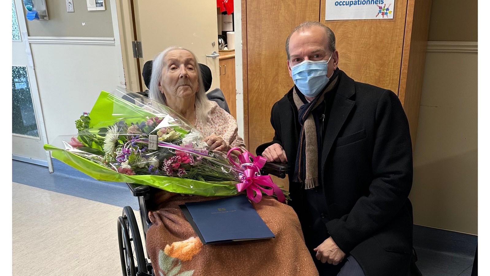Le député André Bachand, pose en compagnie de Mme Rita Provencher, une valsourcienne qui a célébré son 100e anniversaire de naissance le 7 janvier dernier.