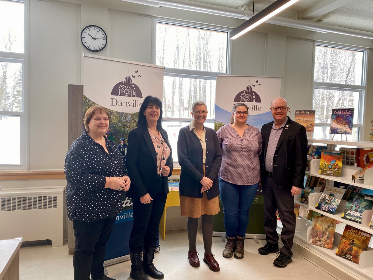Joëlle Thiviège, directrice générale du Réseau biblio de l’Estrie, Isabelle Garceau, directrice générale de la Caisse Desjardins des Sources, Martine Satre, mairesse de Danville, Émilie Lalancette-Néron, directrice de la vitalité du territoire et des loisirs à la Ville de Danville et maître d’œuvre du dossier, ainsi que Hugues Grimard, préfet de la MRC des Sources, ont pris part à la célébration de la fin des travaux.