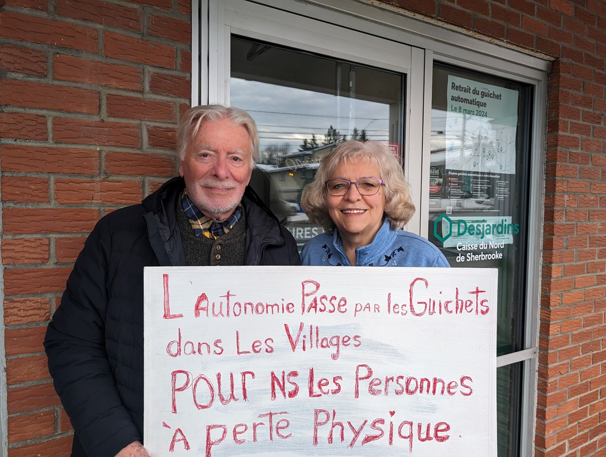 Jean-Guy Blain et Jacqueline Tremblay vont manifester leur désaccord face à la décision de Desjardins de fermer le guichet automatique à Saint-Denis-de-Brompton.