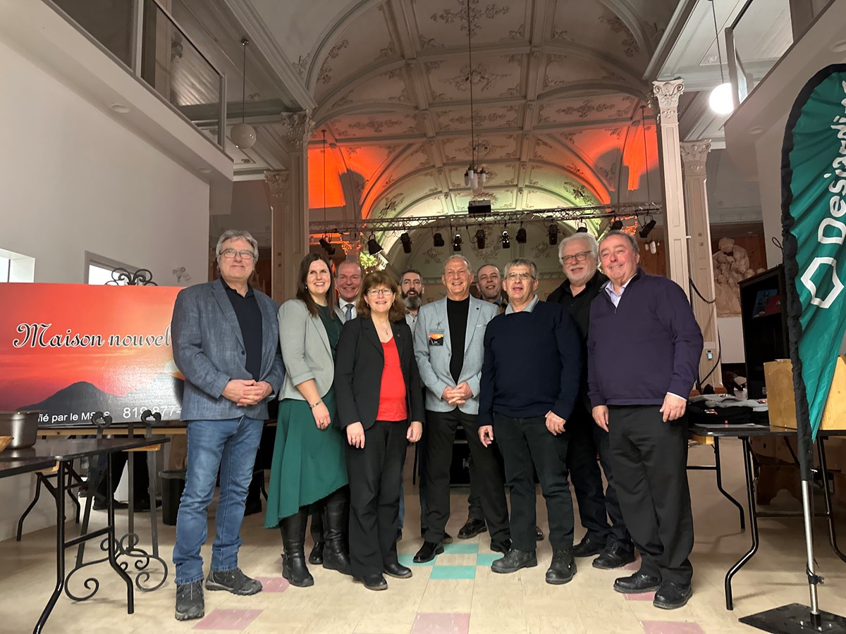 Le président fondateur M. Jean de Fonvielle (au centre) était entouré de bon nombre de précieux partenaires de l’organisme lors de la 2e édition de la soirée souper-spectacle bénéfice de la Maison Nouvelle Vie, qui se déroulait au Centre Le Camillois, le 17 février dernier.
