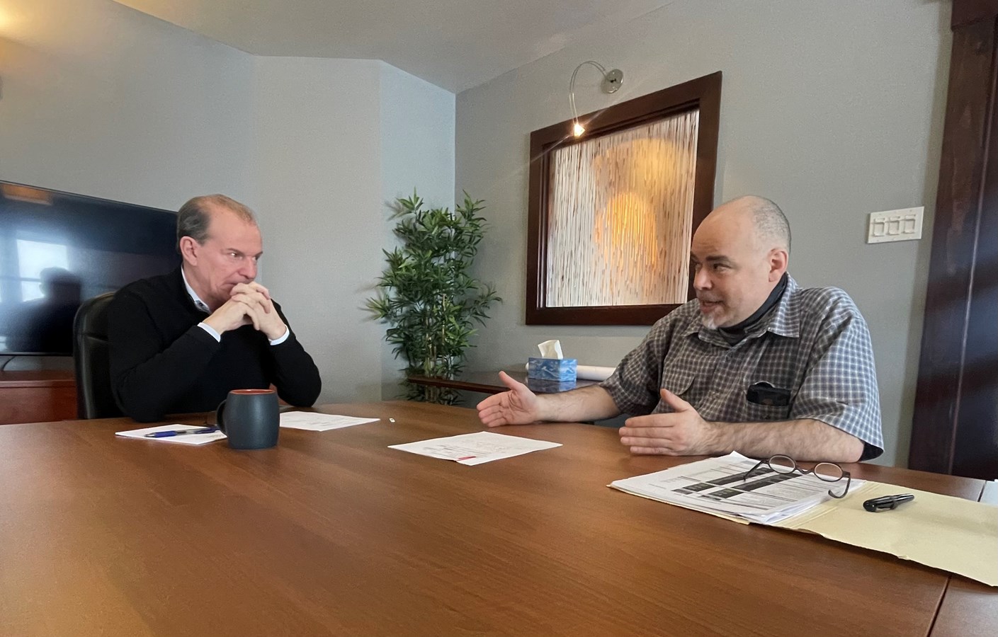 Photo prise lors d’une rencontre de travail réunissant M. Bachand et Denis Verreault, directeur des deux sociétés de transport.