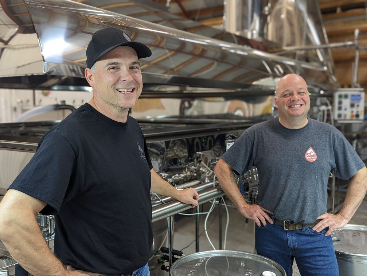 Alain Guillemette et Stéphane Tardif, copropriétaires de la Petite Cabane à sucre, 585, chemin de la Vallée, à Cleveland.