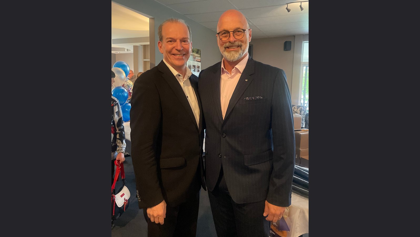 Sur la photo et dans l’ordre habituel, nous retrouvons le député de Richmond, M. André Bachand posant en compagnie du directeur général du Centre d’Action Bénévole des Sources, M.Christian Boucher.