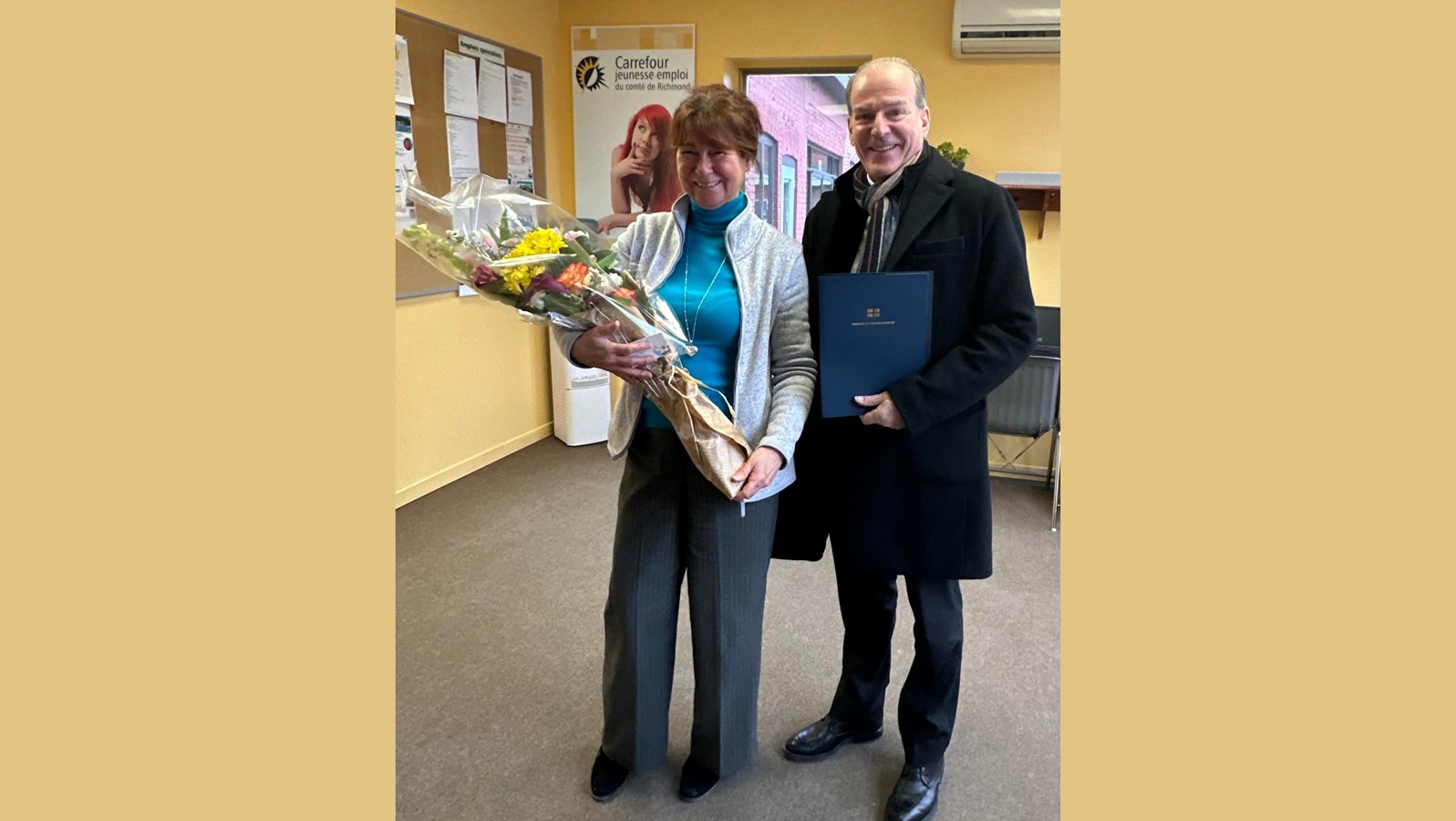 Sylvie Bibeau a reçu la lettre du premier ministre des mains du député de Richmond à l’Assemblée nationale, André Bachand. Elle a aussi accepté une gerbe de fleurs.