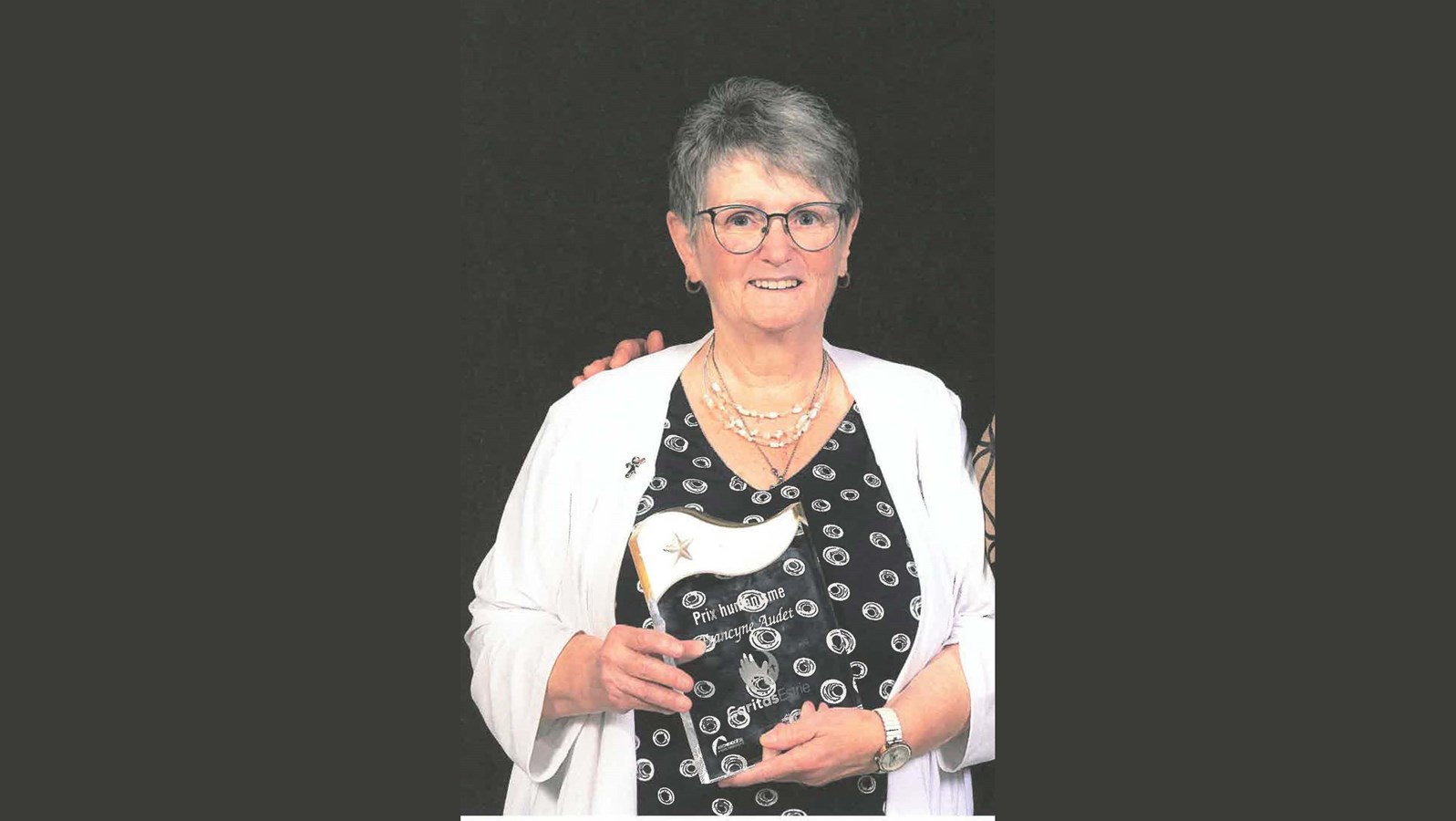 Photo prise l’an dernier, lors de la remise d’un prix à Mme Audet par Caritas Estrie.