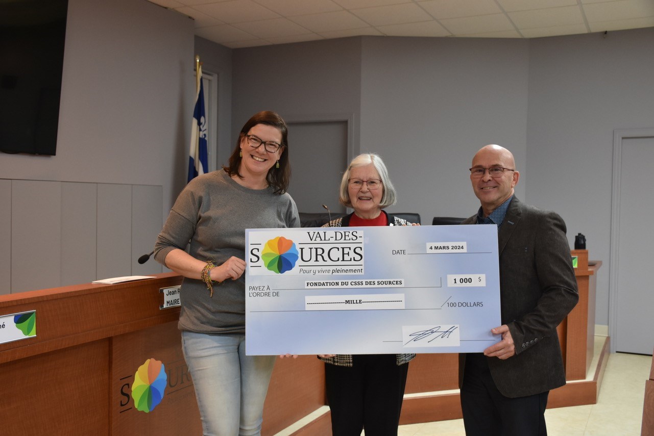 Isabelle Forcier et Jean Roy procède à la remise d’un chèque de 1000$ à Marie-Paule Gendron de la Fondation du CSSS des Sources.