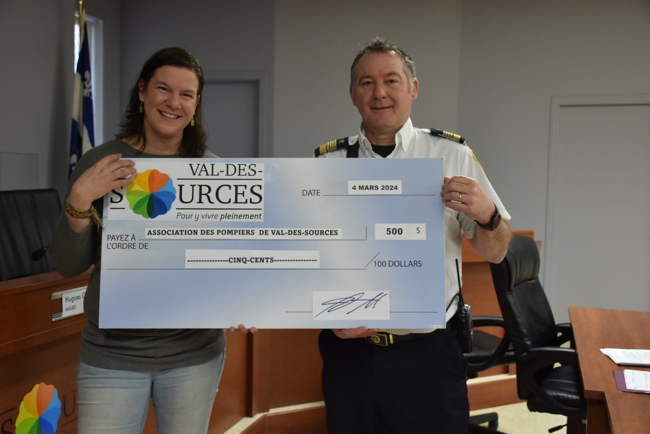 La conseillère municipale Isabelle Forcier en compagnie de Alain Chaîné, directeur du Service incendie.