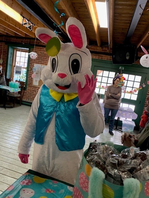 Bien sûr, le lapin de Pâques est venu rendre visite aux jeunes chasseurs de cocos.