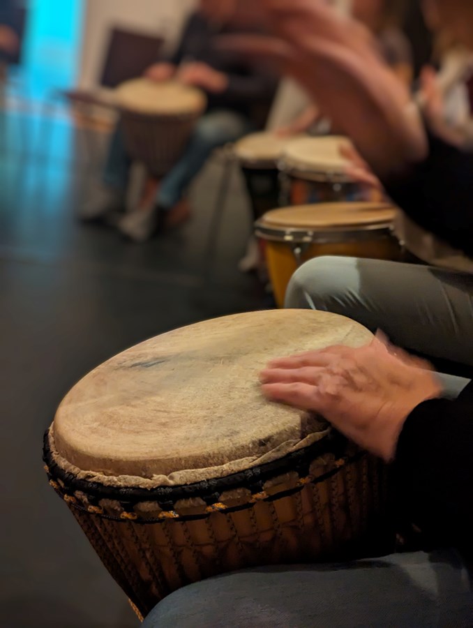 Que ce soit pour jouer, danser, écouter ou découvrir les percussions africaines, tout le monde est bienvenu à cet événement gratuit.