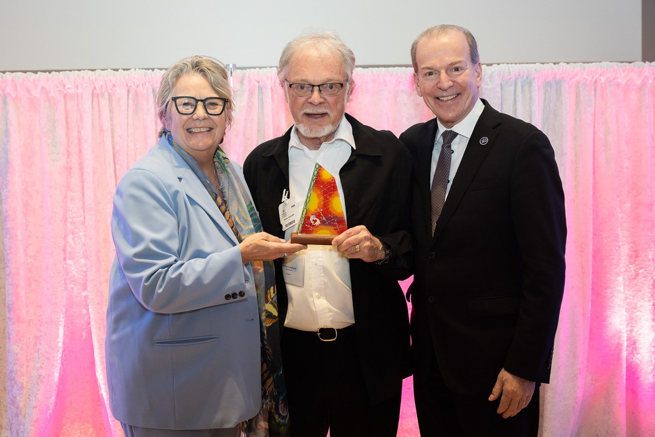La ministre responsable de la Solidarité sociale et de l’Action communautaire, Chantal Rouleau, Michel Couillard (personnalité hommagée), ainsi que le député de Richmond, André Bachand.