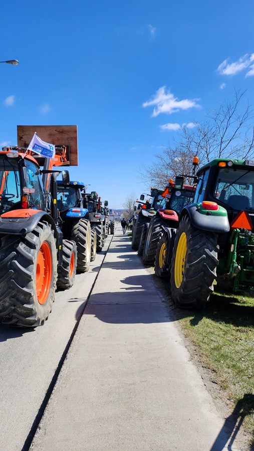 Une centaine de tracteurs et autres véhicules de ferme ont déambulé sur le boulevard Bourque à Sherbrooke.